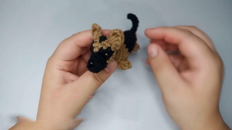 Crochet German Shepherd Amigurumi Keychain : Free Pattern