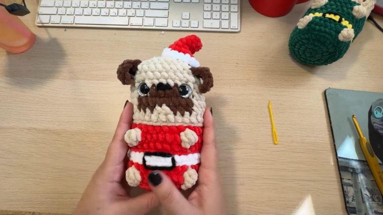 Crochet Amigurumi Xmas Pug – No Sew Pattern